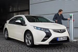 Der neue Opel Ampera Elektroauto aufladen