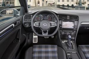 VW Golf 7 GTE 2015 Cockpit
