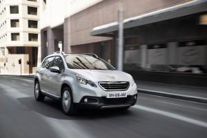 Peugeot 2008 2015 außen vorne dynamisch