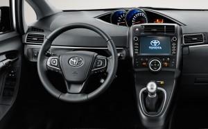 Toyota Verso 2016 innen cockpit