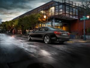 BMW M760Li xDrive 2016 außen dynamisch hinten