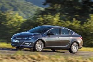 Opel Astra 4-Türer Limousine 2016 außen vorne dynamisch