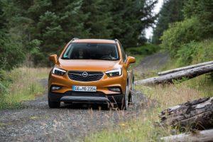 Opel-MOKKA-X-2017-ausen-dynamisch