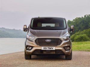 Ford_Tourneo-custom-2017-ausen-front