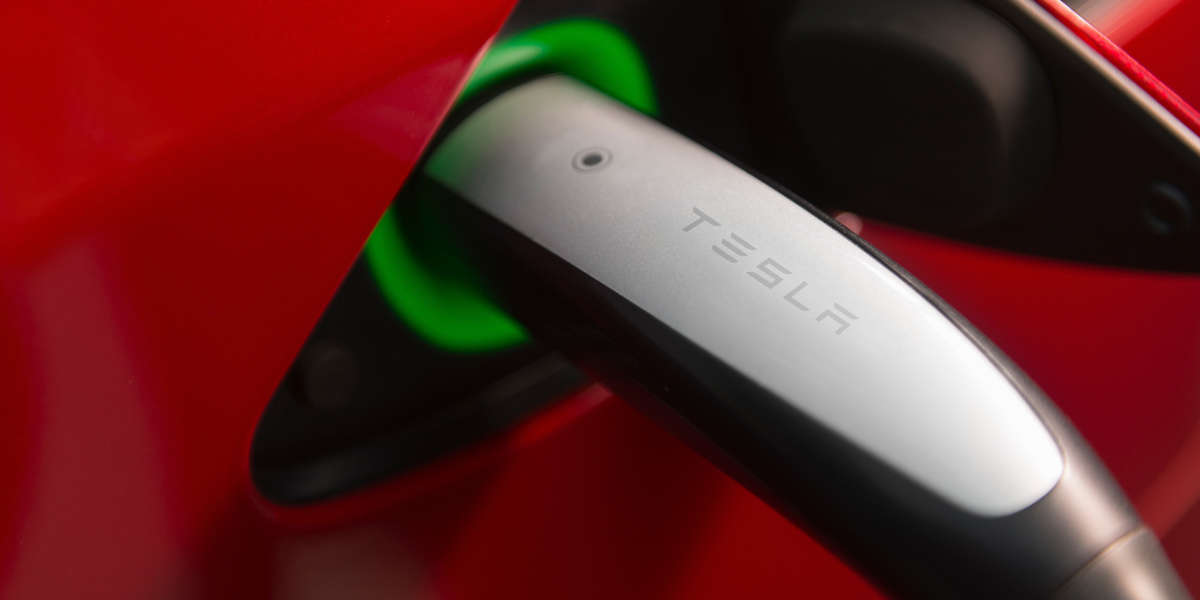 Tesla Stecker Elektro Aufladen Ladesäule E-Auto