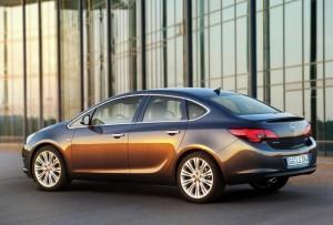 Der neue Opel Astra als Limousine Seite hinten