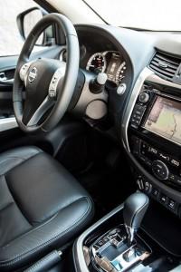 Nissan NP300 Navara 2015 cockpit