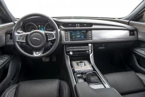 Jaguar XF 2015 Cockpit