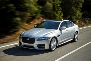 Jaguar XF 2015 vorne dynamisch