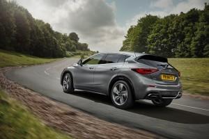 Infiniti Q30 2015 außen hinten dynamisch