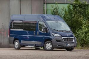 Peugeot Boxer Kombi 2015 außen vorne statisch