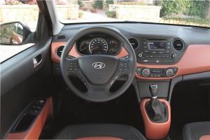 Hyundai i10 2015 innen cockpit