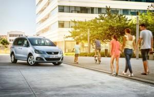 Seat Alhambra 2015 silber außen vorne statisch familie