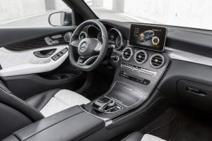 Mercedes GLC 2016  innen cockpit silber