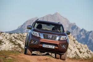 Nissan Navara 2016 braun außen vorne dynamisch