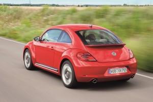 VW Beetle 2016 rot außen hinten dynamisch