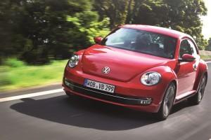 VW Beetle 2016 rot außen vorne dynamisch