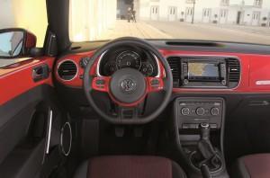 VW Beetle 2016 rot innen cockpit