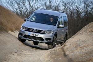 VW Caddy Alltrack 2016 außen vorne dynamisch gelände