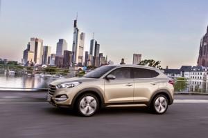 hyundai-tucson-2016-außen-dynamisch-seite-silber