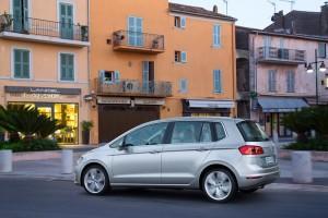 vw-golf-sportsvan-2016-außen-seite-dynamisch