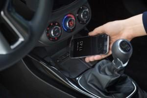 opel_adam_2016_induktives_aufladen_smartphone