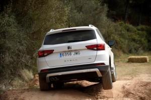 seat-ateca-2016-hinten-ausen-gelande-weis