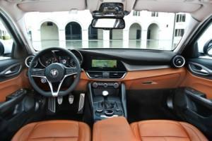 Alfa-Romeo_Giulia_2016_innen_cockpit