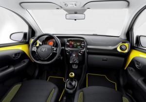 Toyota_Aygo_x-cite_2016_innen_cockpit