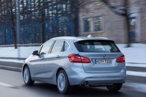 bmw-2er-225xe-active-tourer-2016-ausen-hinten-dynamisch