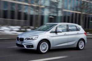 bmw-2er-225xe-active-tourer-2016-ausen-vorne-dynamisch