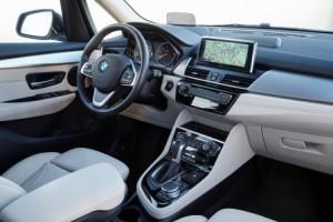 bmw-2er-225xe-active-tourer-2016-innen-cockpit