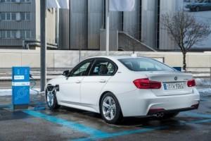 bmw_330e_3er_plug-in-hybrid_2016_ausen_laden