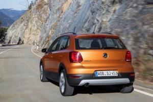 vw_cross_polo_2014_ausen_hinten_dynamisch