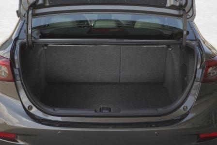 Mazda 3 als Limousine im Test: Besser als der Kompaktwagen! | Automatten