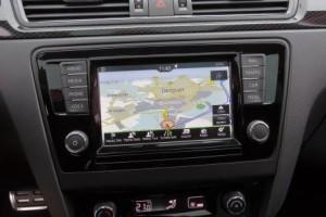 SKODA_Rapid_spaceback_Joy_2016_sondermodell_innen_cockpit_navi