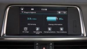 kia_optima_plug-in-hybrid_2016_innen_navi_ladestand