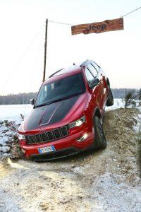 jeep-grand-cherokee-2017-ausen-vorne-oben-dynamisch