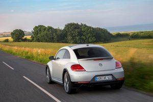 vw-beetle-2016-ausen-hinten-dynamisch