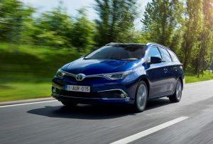 toyota-auris-touring-sports-2017-ausen-vorne-schraeg-dynamisch