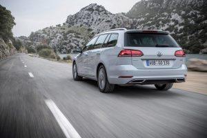 vw-golf-variant-2017-ausen-hinten-dynamisch