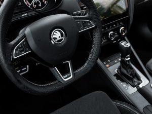 skoda-octavia-rs-combi-2017-innen-lenkrad