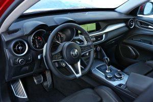 Alfa-Romeo-Stelvio-2017-innen-cockpit