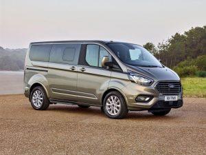 Ford_Tourneo-custom-2017-ausen-seite