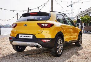 kia-stonic-2017-gelb-ausen-hinten