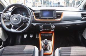 kia-stonic-2017-gelb-innen-cockpit