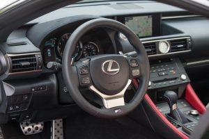 lexus-rc-f-2017-innen-lenkrad-cockpit