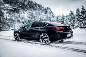 opel-insignia-grand-sport-2017-schnee