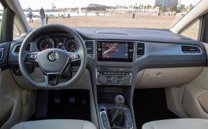 vw-golf-sportsvan-2018-innen-cockpit (2)