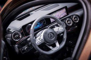 mercedes-a-klasse-l-limousine-2018-innen-cockpit-navi